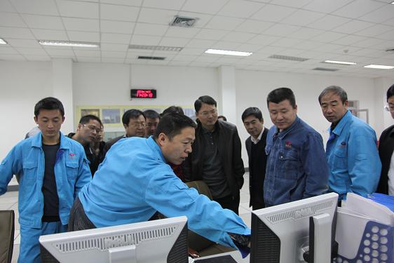 工作人员向调研组介绍脱硫塔工艺流程