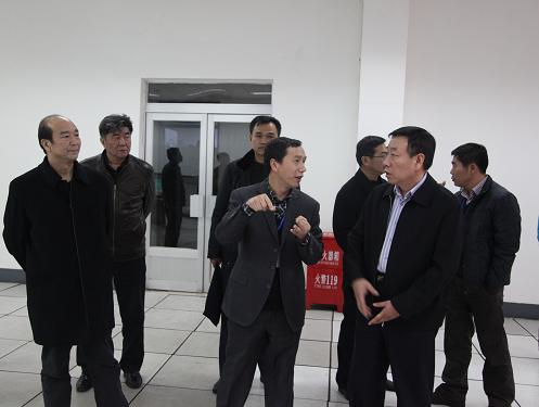 陕煤化集团监事会主席与公司董事长毛世强在中控室内交流