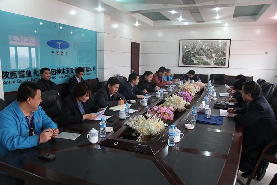 公司领导班子各成员之间在交流学习。