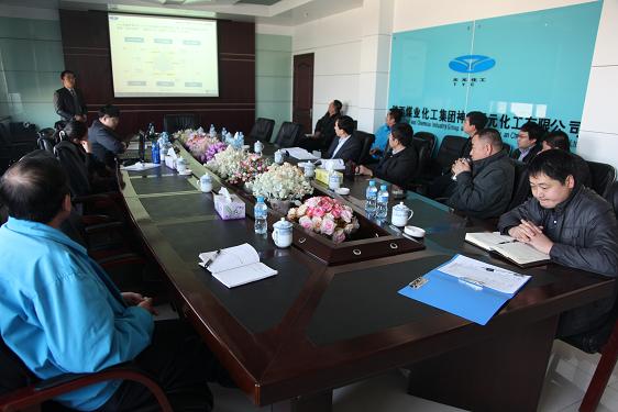正略钧策负责人与天元化工与会人员在进行战略研讨
