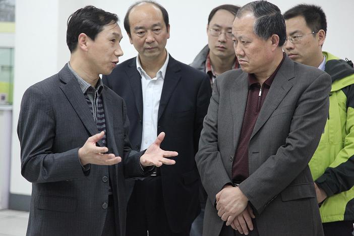 董事长毛世强正在为顾院长一行介绍工艺流程