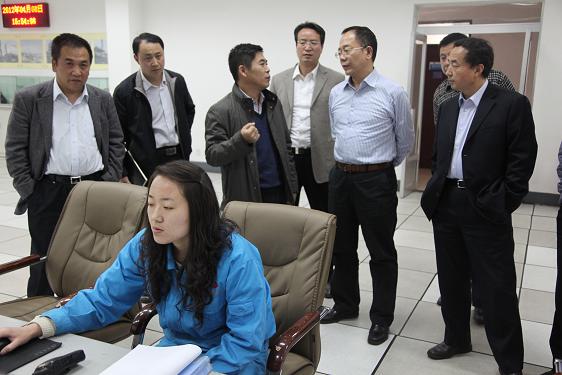 总经理王守峰为袁晓军副市长一行介绍工艺流程