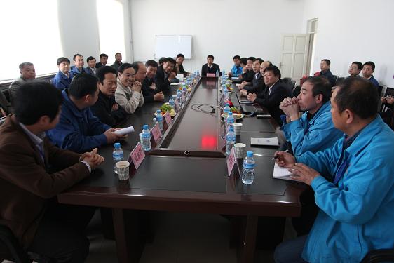 集团公司及兄弟单位在会议室内学习交流王村煤矿经验