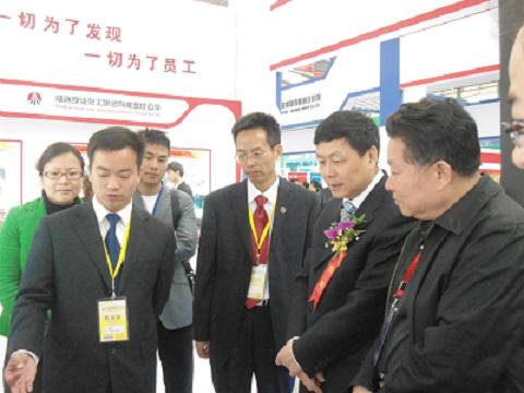 陕西省国资委主任刘阳在公司展台前参观指导