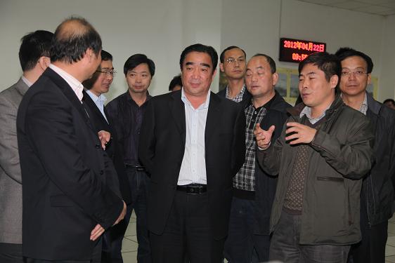 公司总经理王守峰正在介绍公司的工艺流程