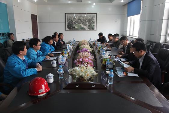 孙主任一行在行政楼办公室座谈