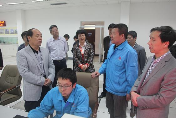 齐师长在中控内与公司相关人员交流