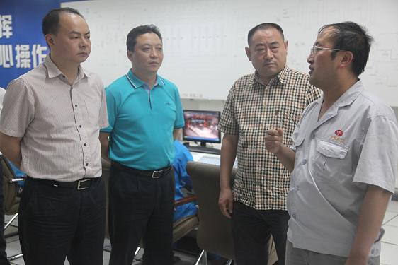 郑建新司长一行在中控室内参观调研