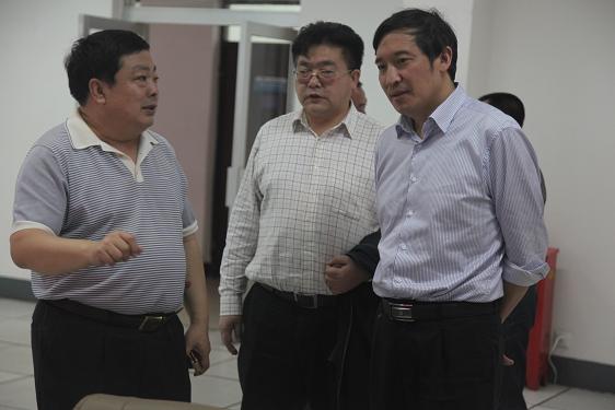 考察团一行在中控室内参观