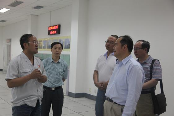 公司副总经理李秀辉向上海同业煤化集团有限公司领导介绍我公司生产情况
