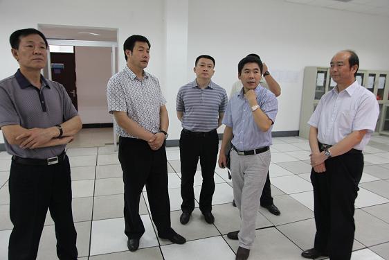 李运德董事长一行在中控室内参观