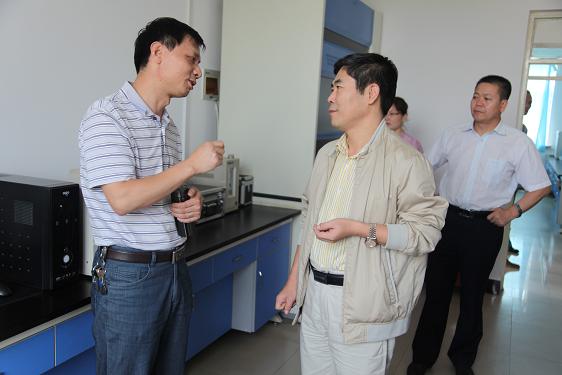 周保健副处长在与总经理王守峰在研发中心进行交流