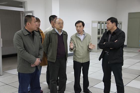 公司董事长毛世强向管白栎主任介绍公司生产工艺