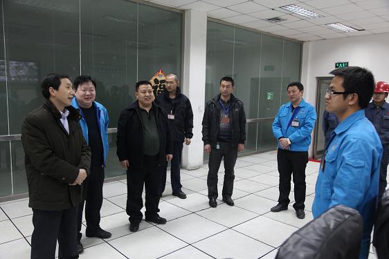 董事长毛世强一行在预处理车间中控室与员工亲切交谈