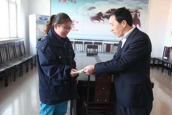 董事长毛世强为困难职工送去春节慰问