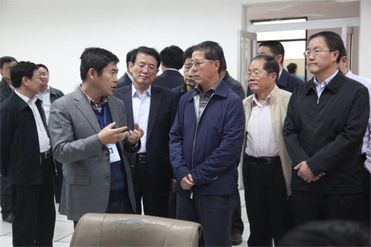 吴登昌与公司总经理王守峰在中控室进行交流 吴登昌与公司总经理王守峰在中控室进行交流