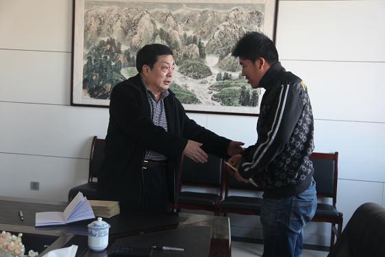 霍绍发主席为困难职工送慰问金