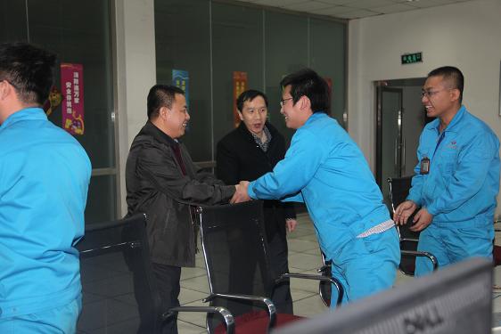 董事长毛世强与在岗职工亲切握手