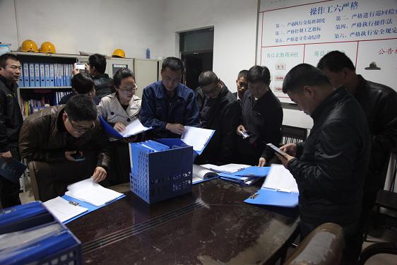 陕焦公司一行在车间学习交流班组建设工作