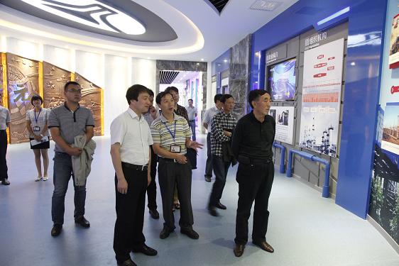 张胜利县长一行在展厅参观