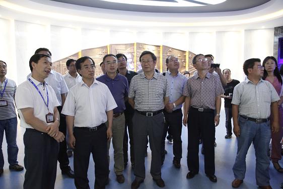 赵红星院长一行在展厅参观