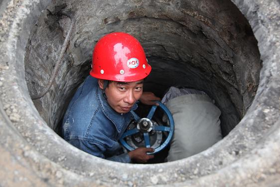 检修车间王序国在焦化一期更换消防阀门