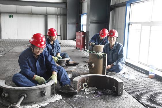 离心压缩机的检修是一项精细而又繁重的工作。检修车间工作人员和制氢车间姬智裕等正在清理设备零件。