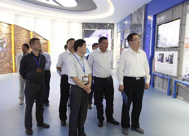 李春临副市长参观公司展厅